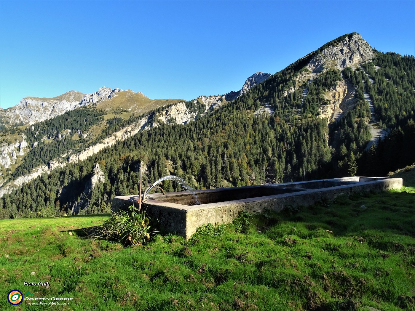 14 Fontana zampillante d'acqua fresca con vista sul versante sud-est del Pizzo Badile.JPG